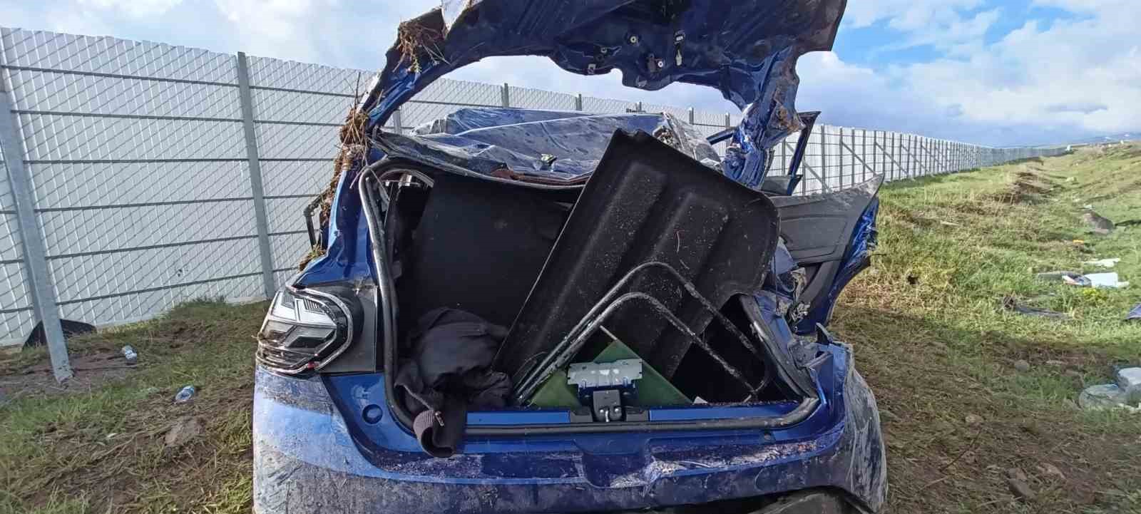 Kars’ta 3 kardeşin bulunduğu otomobil şarampole yuvarlandı: 1 ölü, 2 yaralı