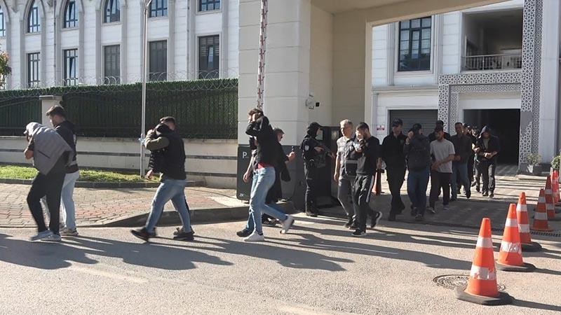 'Sahte araç kiralama' dolandırıcılığında 78 şüpheli adliyede Kocaeli merkezli 30 ilde sahte araç kiralama siteleri üzerinden vatandaşları dolandırdığı ve hesaplarında 102 milyon 537 bin 630 TL işlem hacmi tespit edilen 78 şüpheli, adliyeye sevk edildi.