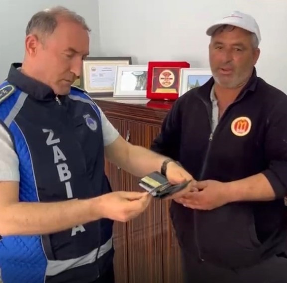 Bilecik’te temizlik görevlisi bulduğu cüzdanı zabıtaya teslim etti
