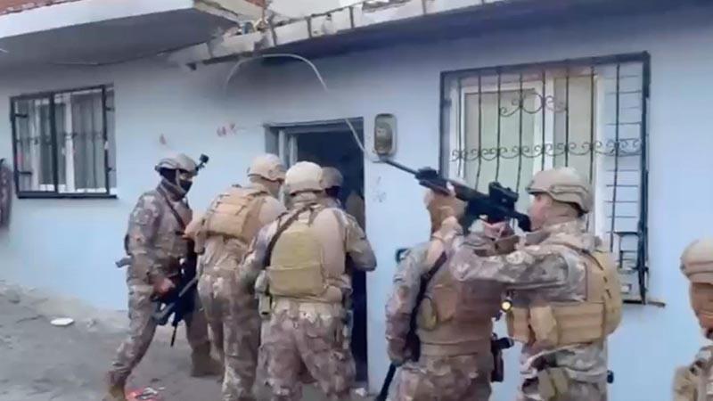 Tekirdağ'da 'torbacı'lara helikopter destekli operasyon; 16 tutuklamaTekirdağ'da polisin 'torbacı' tabir edilen uyuşturucu satıcılarına yönelik düzenlediği helikopter destekli uyuşturucu operasyonunda yakalanan 20 şüpheliden 16'sı tutuklandı.