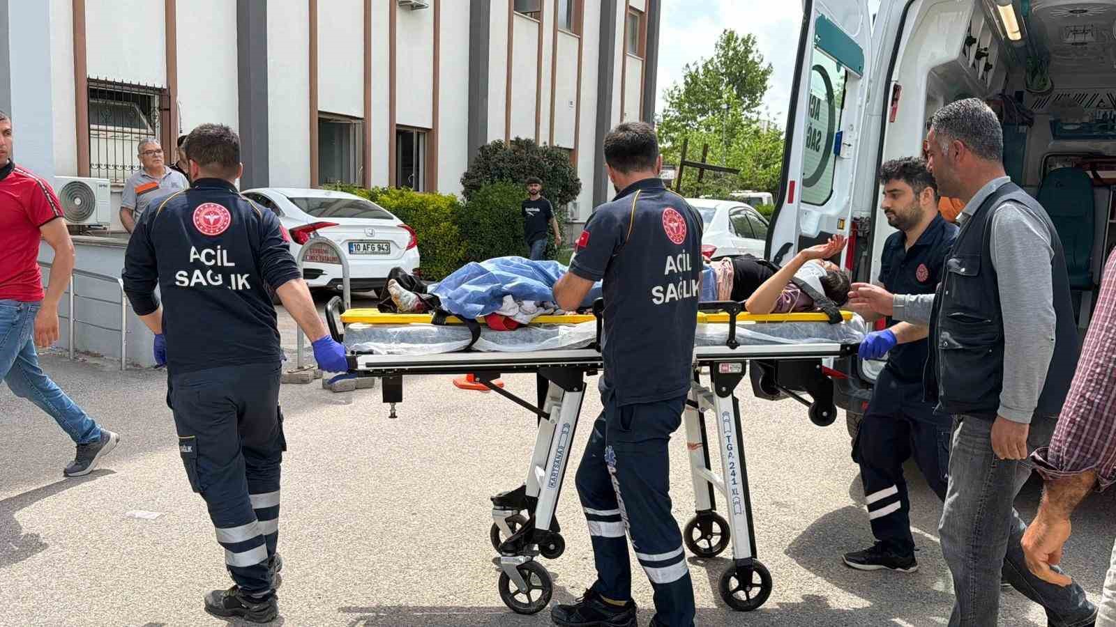 Traktör tekerinin altında kalan genç kız ağır yaralandı