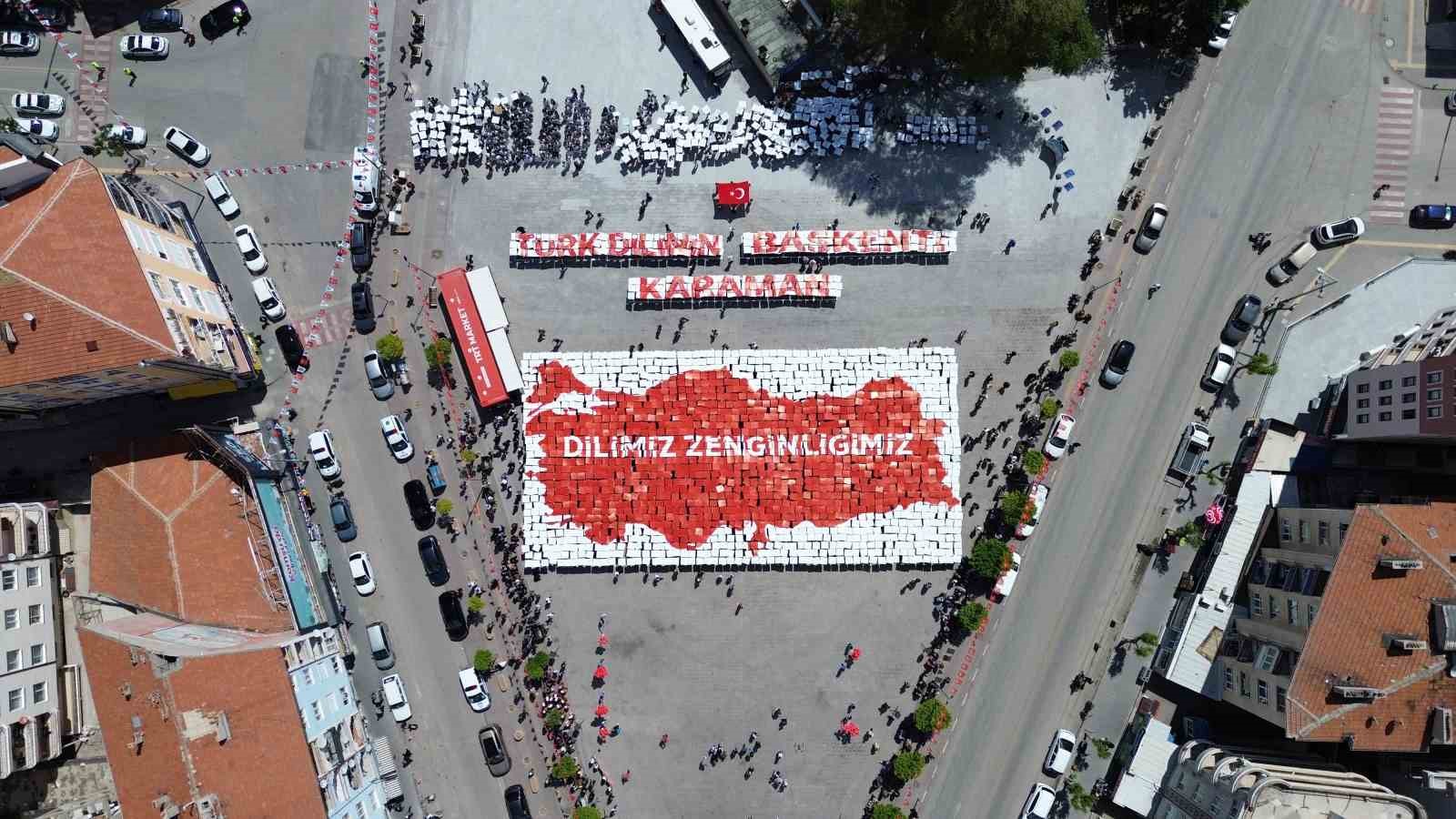 Karaman’da öğrencilerden "Yürüyen Sözlük" gösterisi