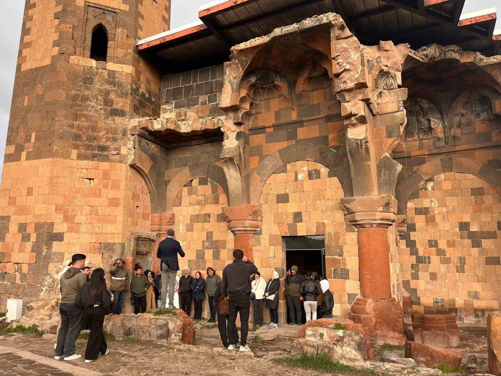 Erzincanlı gençler tarih ve medeniyet yolculuğunda buluştu