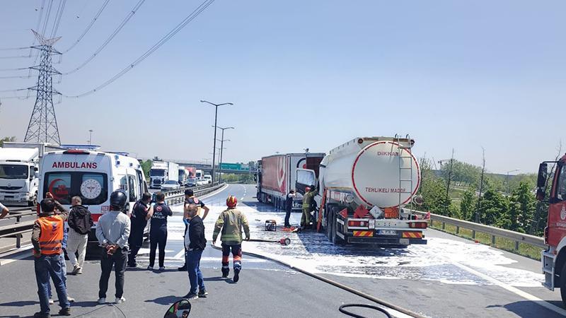 Esenyurt TEM Otoyolu'nda akaryakıt tankeriyle TIR çarpıştı