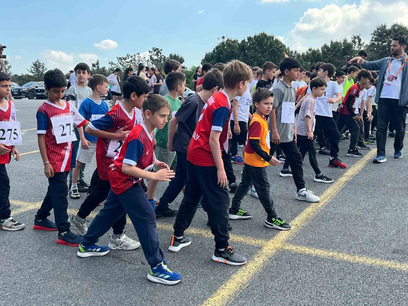 Ümraniye’de genç sporcular kros parkurunda yarıştı