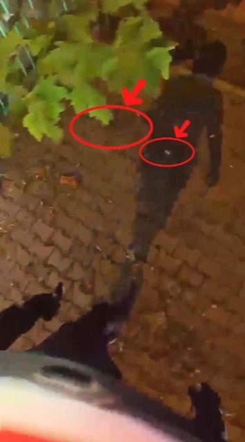 Yere attığı uyuşturucu polisin yaka kamerasına takıldı