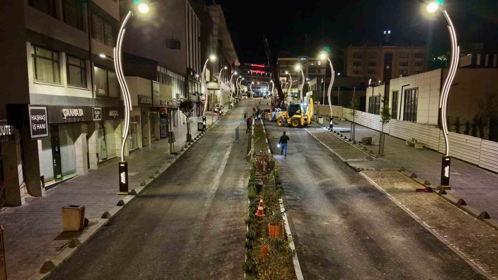 Karabük’te caddeler gece mesaisiyle yenileniyor