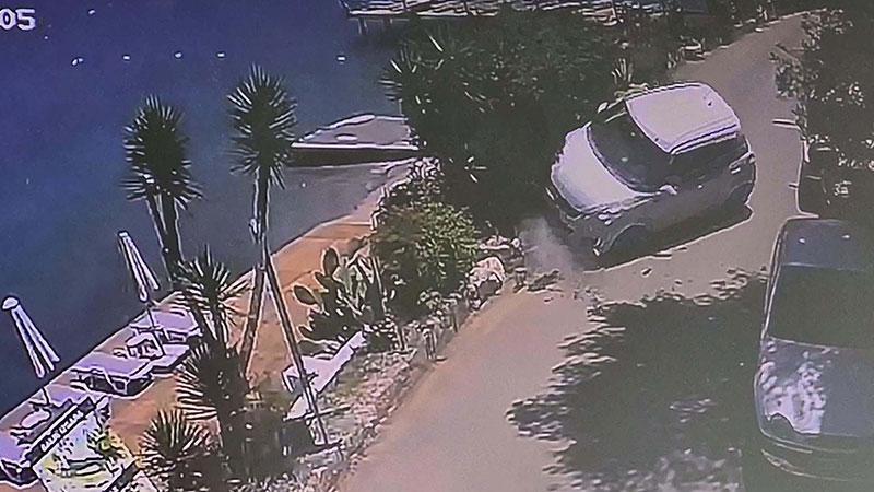 Bordüre çarpan otomobil devrildi; kaza kameradaMuğla'nın Bodrum ilçesinde, yol kenarındaki bordürlere çarpıp devrilen otomobilin sürücüsü yaralandı. Kaza anı, güvenlik kamerasına yansıdı.