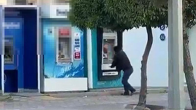 Adana'da ATM'ye taşlı saldırı kameradaAdana'nın Ceyhan ilçesinde ismi açıklanmayan bir kişi, eline aldığı taşla bir bankanın ATM’sine zarar verdi. O anlar, çevredeki vatandaşlar tarafından cep telefonu kamerasıyla kaydedildi.