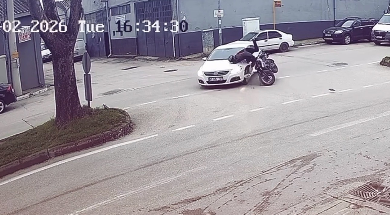 Bursa’da otomobil motosikletle çarpıştı: 1 yaralı