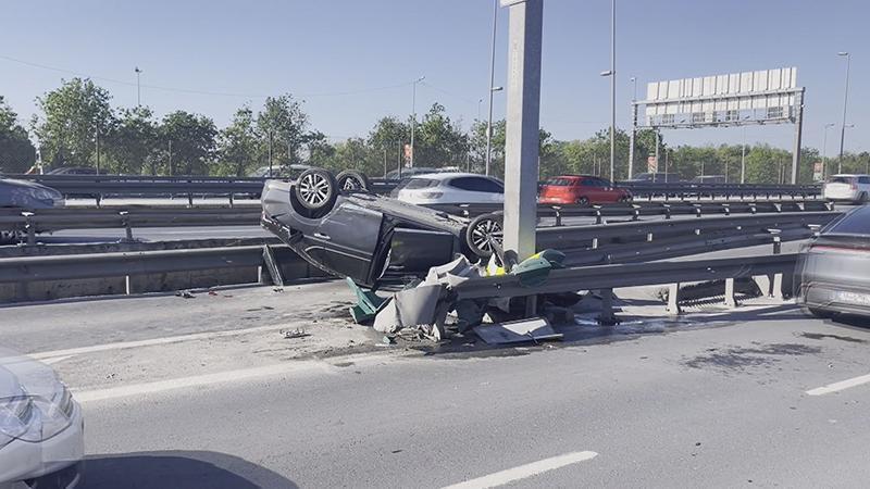Küçükçekmece D-100 Karayolunda takla atan otomobilde mahsur kalan kişi kurtarıldı