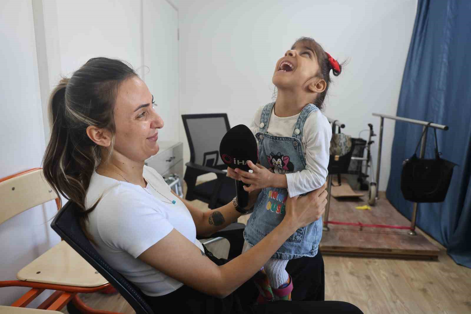Kendi ayakları üzerinde durmayı başaran serebral palsi hastası Ada Su’nun annesine kendi elleriyle verdiği çiçek yürekleri ısıttı