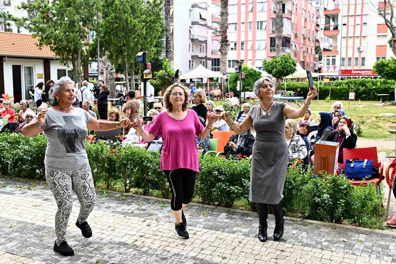 Yaşlı evlerinde bahar şenliği