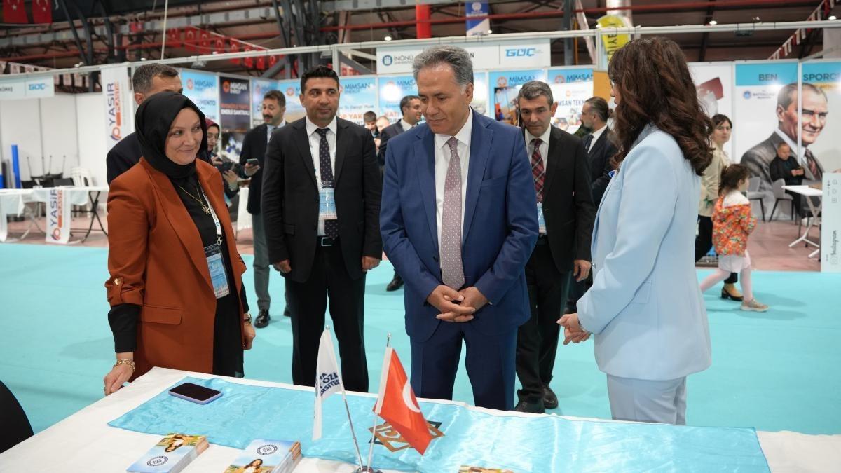 Rektör Akpolat, İpek Yolu Kariyer Fuarı’ndaki stantları ziyaret etti