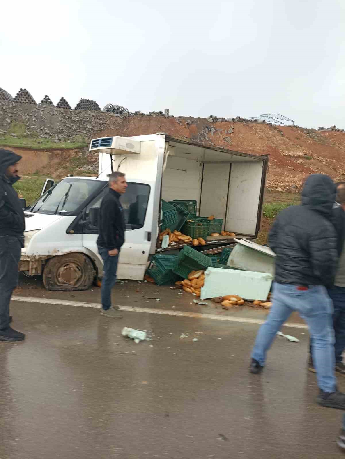 Kaygan yolda kamyonetin lastiği patlayınca ekmekler yola savruldu