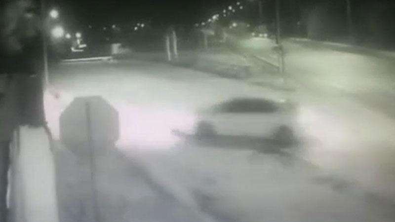 Hatay'da otomobilin bahçe duvarına çarptığı anlar kamerada