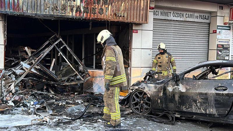 Şişli’de otomobil iş yerine girdi, yangın çıktı: 2 yaralı