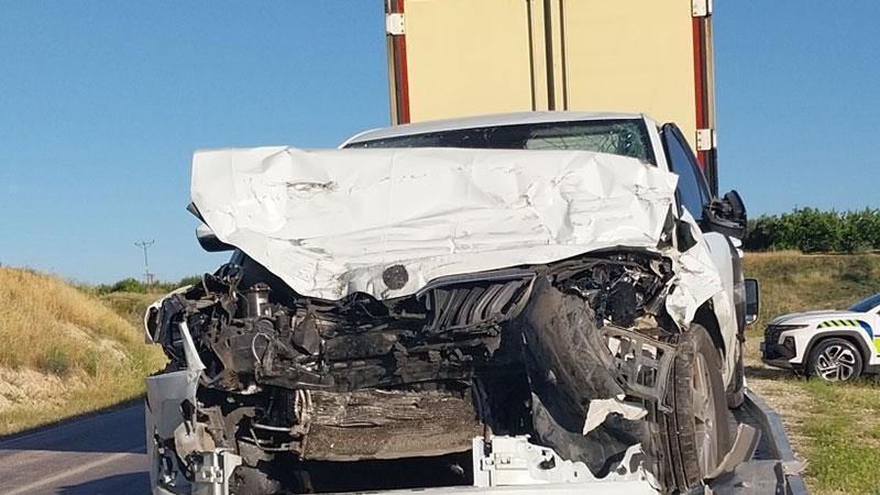 TIR'la çarpışan otomobildeki anne ve kızı öldü, baba ağır yaralıMersin’in Mut ilçesinde TIR'la çarpışan otomobildeki anne Emine Korkmaz (52) ile kızı Sümeyye Korkmaz (22) hayatını kaybetti, baba Adem Korkmaz (50) ise ağır yaralandı.