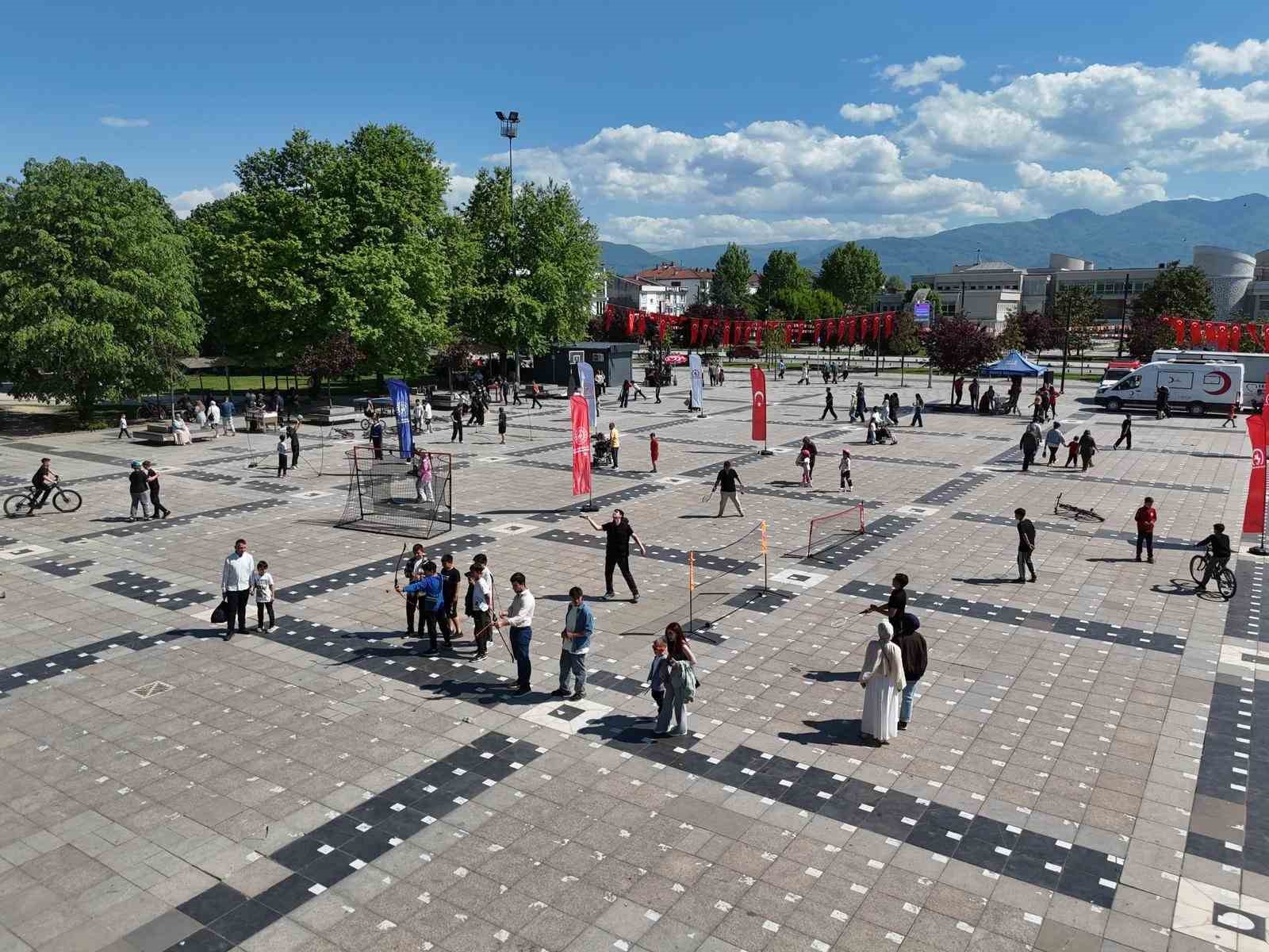 Gençler spor alanlarında kıyasıya rekabet etti