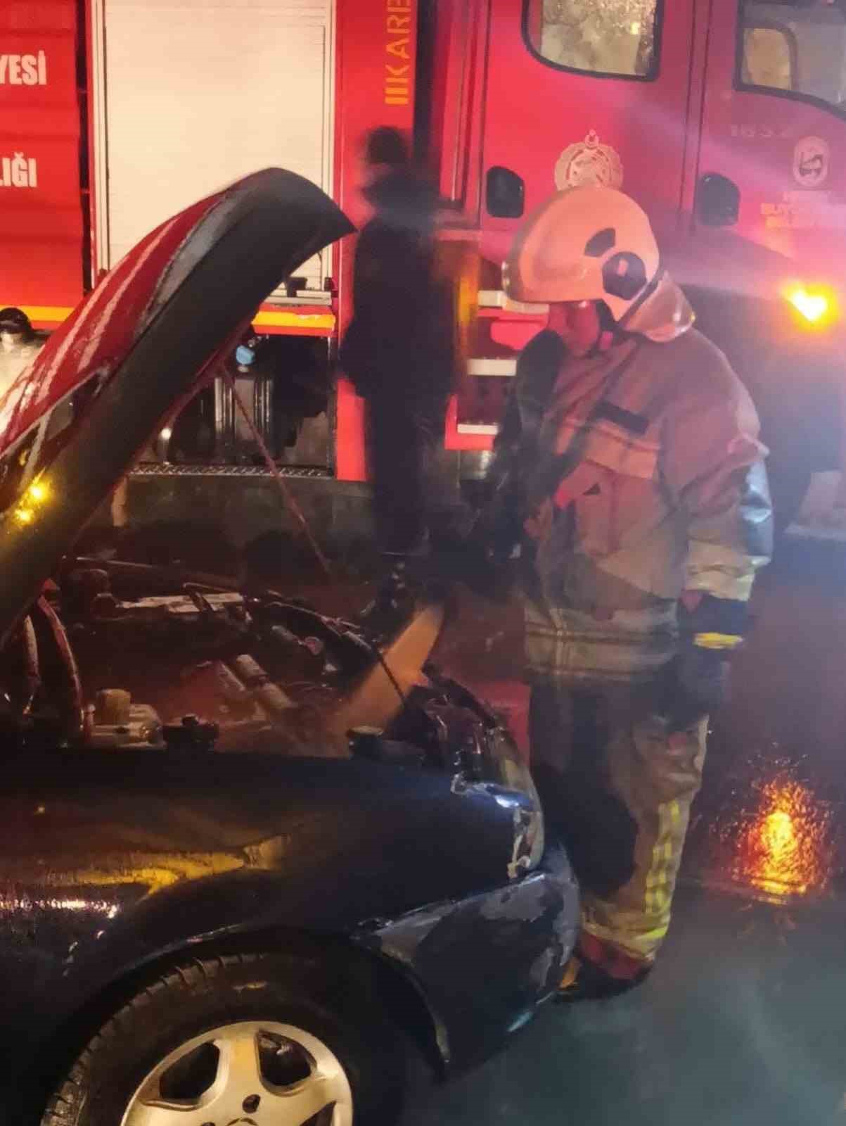 İskenderun’da araç yangını