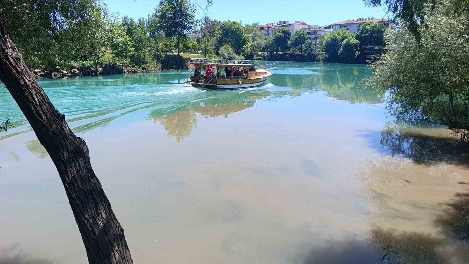 Manavgat Irmağı’nda kaynağı belirlenemeyen görüntü endişelendiriyor