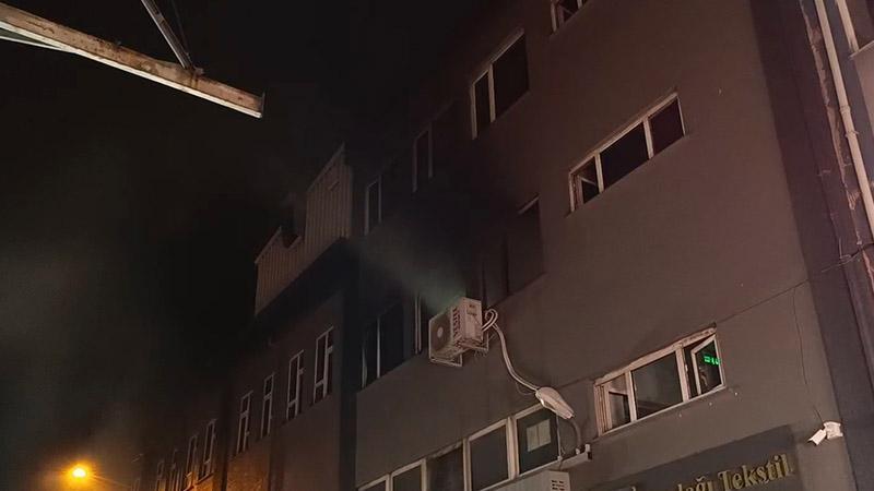 Bursa'da tekstil atölyesinde yangın Bursa’nın Osmangazi ilçesinde tekstil atölyesinde çıkan yangın, itfaiye ekiplerinin müdahalesiyle söndürüldü.