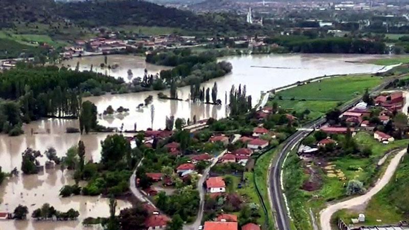 Tokat'ta sağanak sonrası su altında kalan tarım arazileri dronla görüntülendiTokat'ın Turhal ilçesinde etkili olan sağanak nedeniyle dere ve ırmaklarda taşkınlar yaşandı. Tarım arazileri su altında kaldı. Taşkının boyutu dronla havadan görüntülendi.