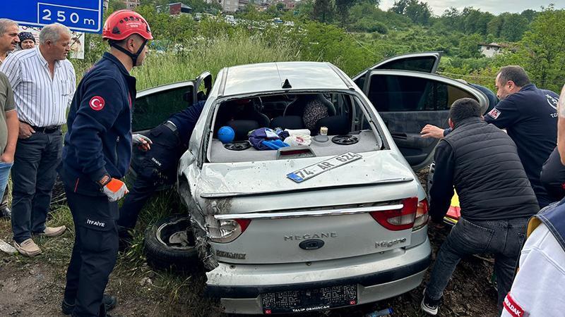 TIR, otomobille çarpıştıktan sonra devrildi: 6 yaralıZonguldak’ın Ereğli ilçesinde kontrolden çıkan TIR, otomobille çarpıştıktan sonra devrildi. Kazada TIR sürücüsü ile otomobilde bulunan aynı aileden 5 kişi yaralandı.