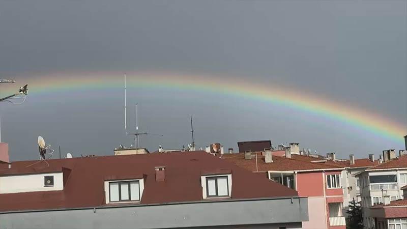 İstanbul'da yağışın ardından gökkuşağı sürpriziİstanbul'da aralıklarla etkili olan dolu yağışının ardından gökkuşağı oluştu. Kentin birçok ilçesinde görünen gökkuşağı kartpostallık görüntü oluşturdu.