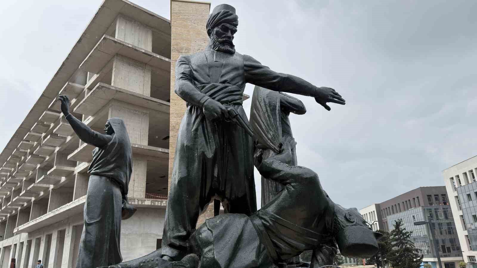 Kıbrıs Meydanı’ndaki anıt yeniden ait olduğu yerde