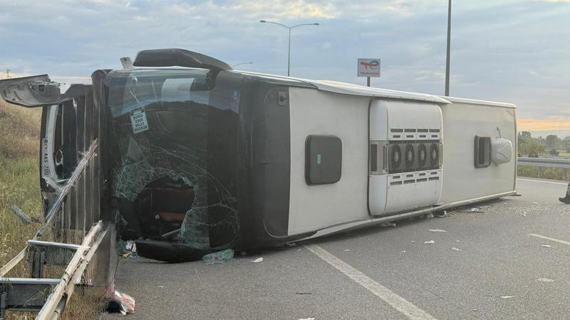 Yolcu otobüsü refüje çarpıp devrildi: 36 yaralı