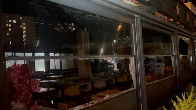 Çorum'da aynı restorana üçüncü silahlı saldırıÇorum'da restorana kimliği belirsiz kişi tarafından ateş açıldı. Camları kırılan iş yerinin daha önce de 2 kez silahlı saldırıya uğradığı bildirildi.