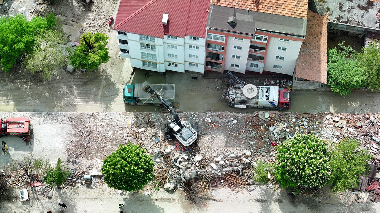 Selde kepçesiyle 30dan fazla kişiyi kurtardı
