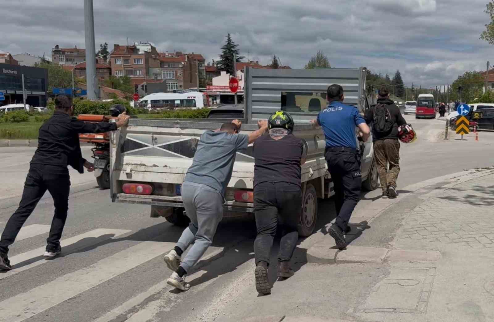 Yolda kalan kamyonetin imdadına polis ve sürücüler yetişti