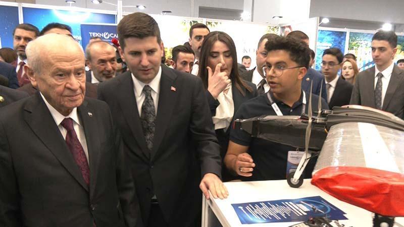 Bahçeli, TEKNOCAK Festivali’ni ziyaret ettiMHP Genel Başkanı Devlet Bahçeli, Ülkü Ocakları Eğitim ve Kültür Vakfı tarafından Ankara'da düzenlenen TEKNOCAK Teknoloji ve İnovasyon Festivali'ne katılarak, stantları ziyaret etti.