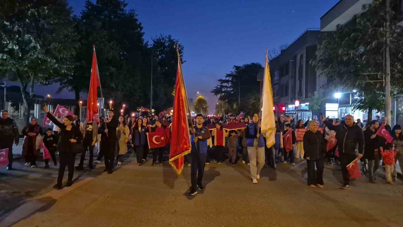 Düzce’de 19 Mayıs coşkusu fener alayı ile başladı