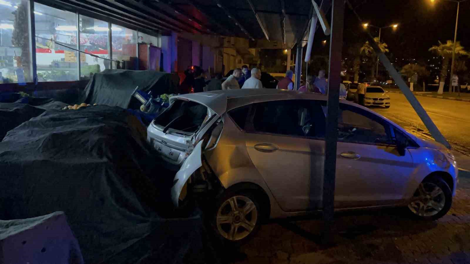 Osmaniye’de kontrolden çıkan otomobil marketin manav bölümüne girdi