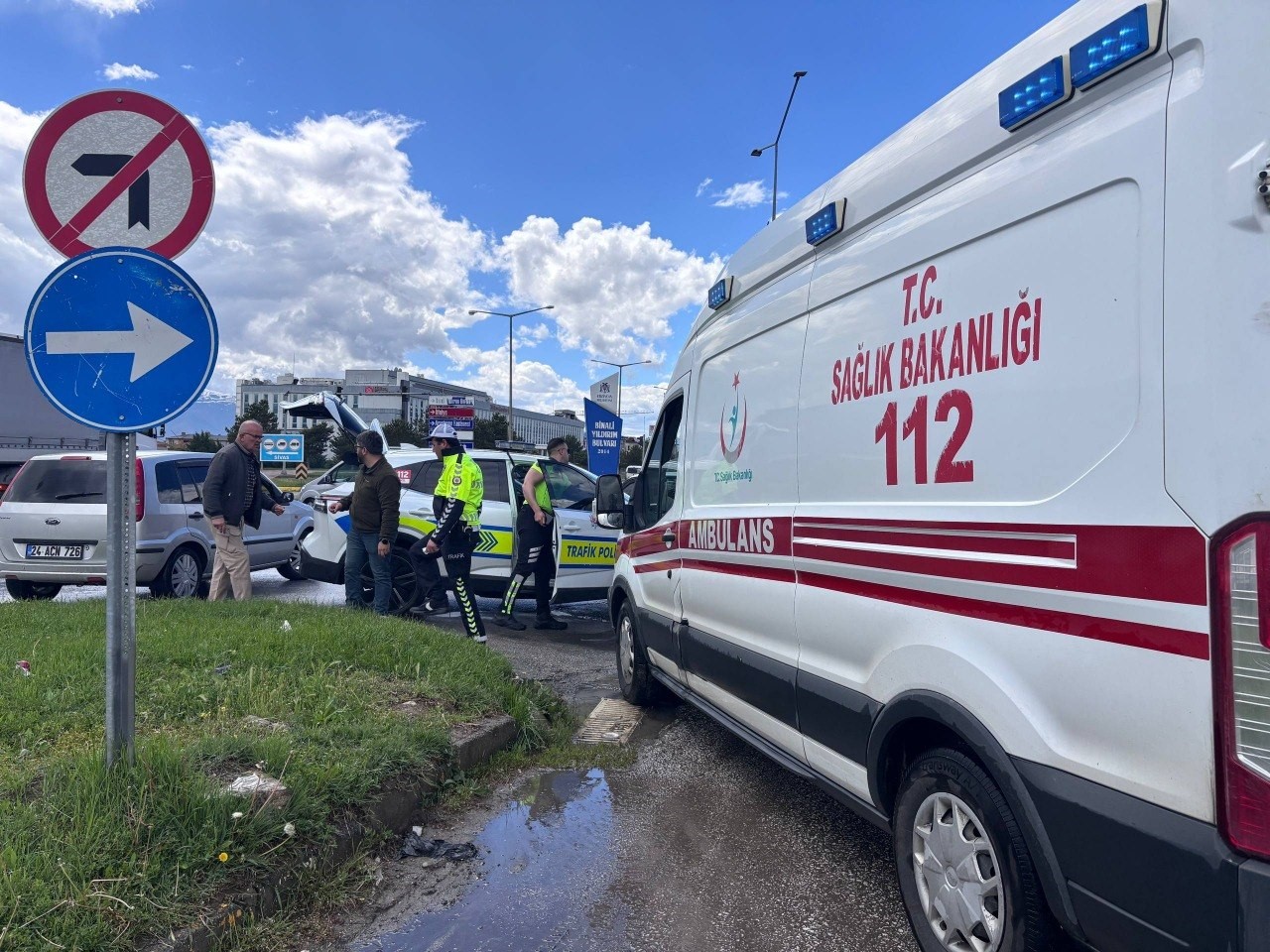 Erzincan’da kavşakta kaza: 3 yaralı