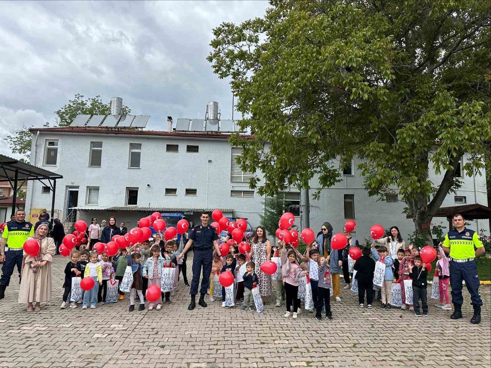 Bilecik’te köpek timlerinden öğrencilere gösteri