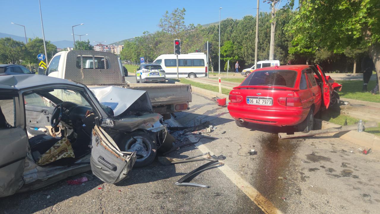 Bursa'da zincirleme kaza: 1 ölü, 4 yaralı