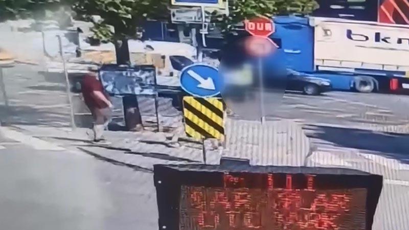 Dolmabahçe’de minibüsün çarptığı kadın trafik polisi ağır yaralandı; kaza kamerada