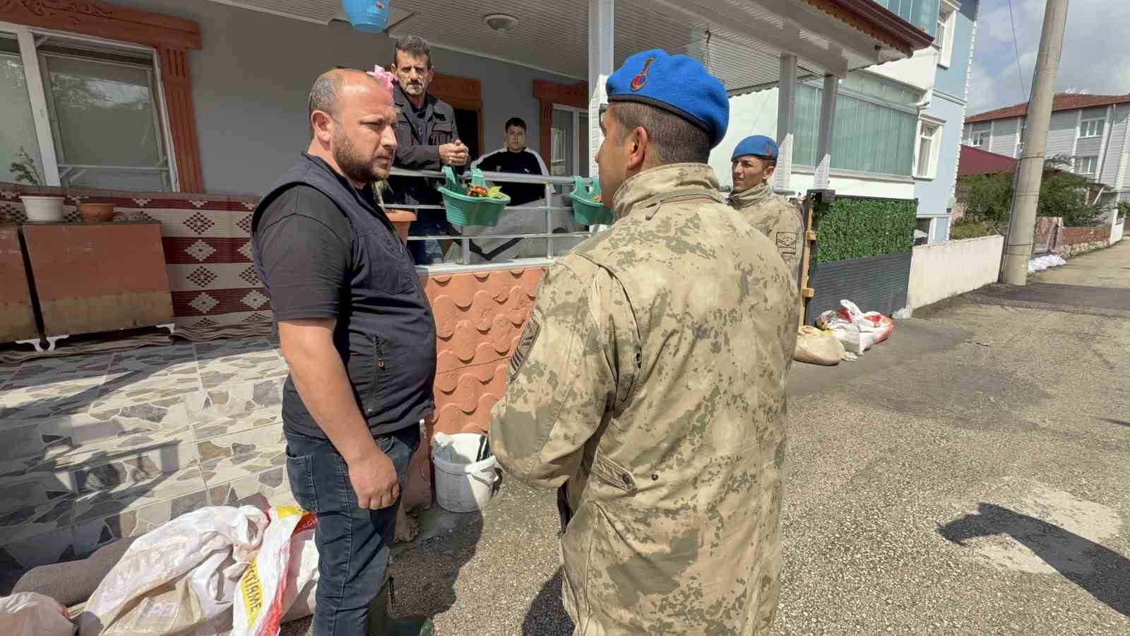 Turhal’da taşkın alarmı, jandarma ev ev gezip uyardı