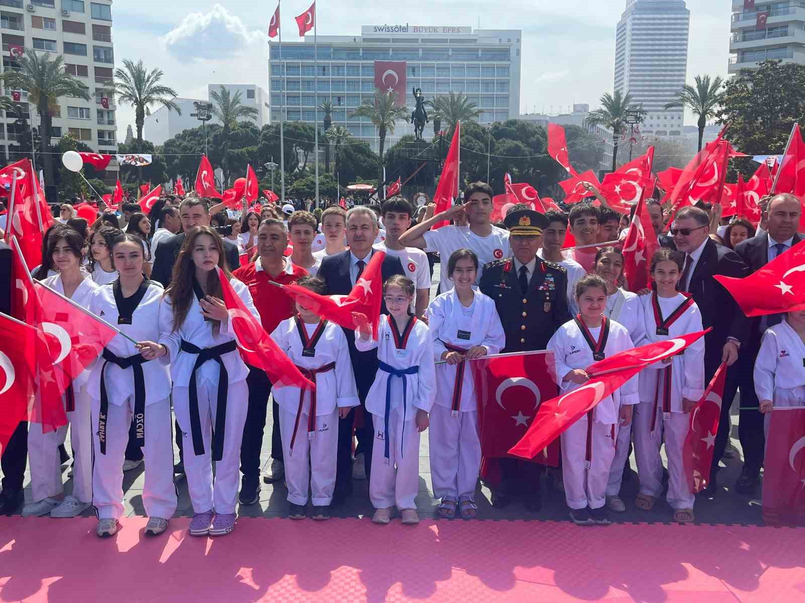 İzmir’de 19 Mayıs coşkuyla kutlandı