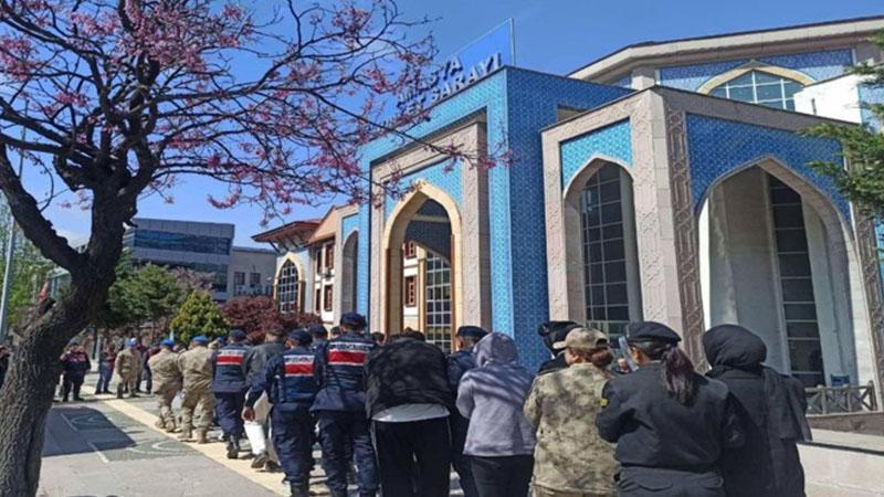 Sahte ilanla 3,4 milyon TL’lik dolandırıcılıkta 6 tutuklamaAmasya’da sanal medya platformlarında verdikleri sahte ilanlarla 34 kişiyi yaklaşık 3 milyon 450 bin TL dolandırdığı belirlenen 6 şüpheli, tutuklandı.