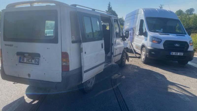 Minibüsler çarpıştı: 4 yaralıBursa’nın İnegöl ilçesinde iki minibüsün çarpıştığı kazada 4 kişi yaralandı.
