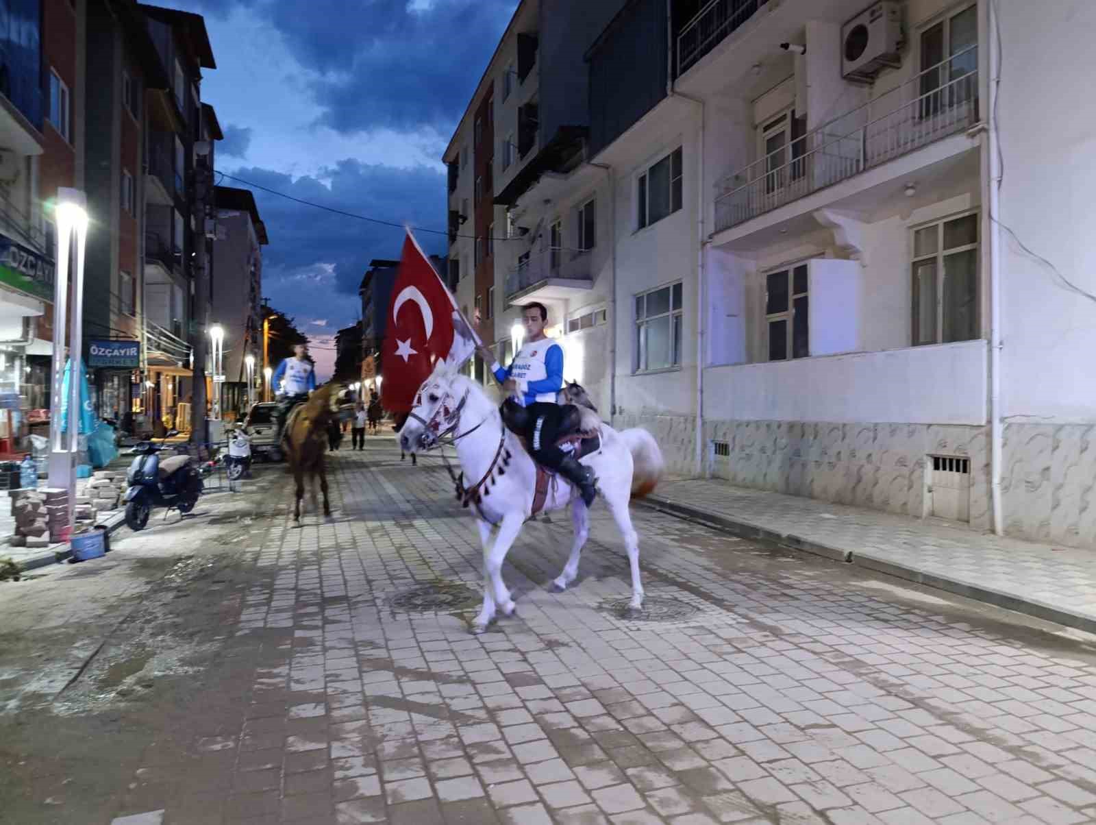 Selendi’de cirit atlı fener alayı
