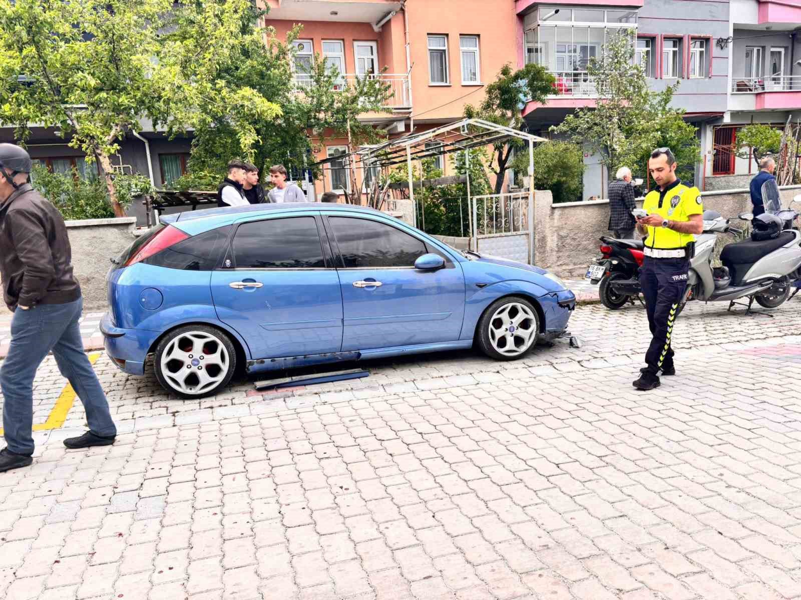 Kediden kaçarken park halindeki otomobile çarptılar