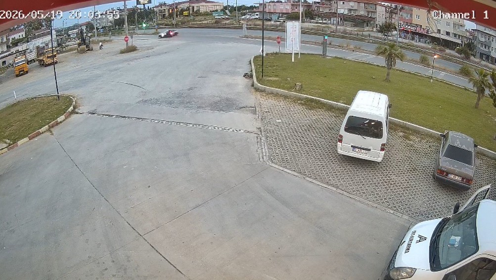 Kavşakta otomobile çarpan motosikletteki 2 kişi yaralandı