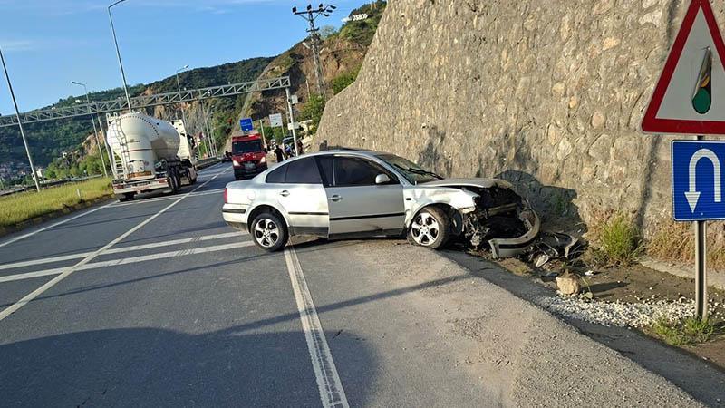 Alkollü otomobil sürücüsü duran otomobile çarptı: 5 yaralıZonguldak’ın Ereğli ilçesinde sürücüsünün alkollü olduğu otomobil, yol kenarında duran otomobile çarptı. Kazada, 5 kişi yaralandı.