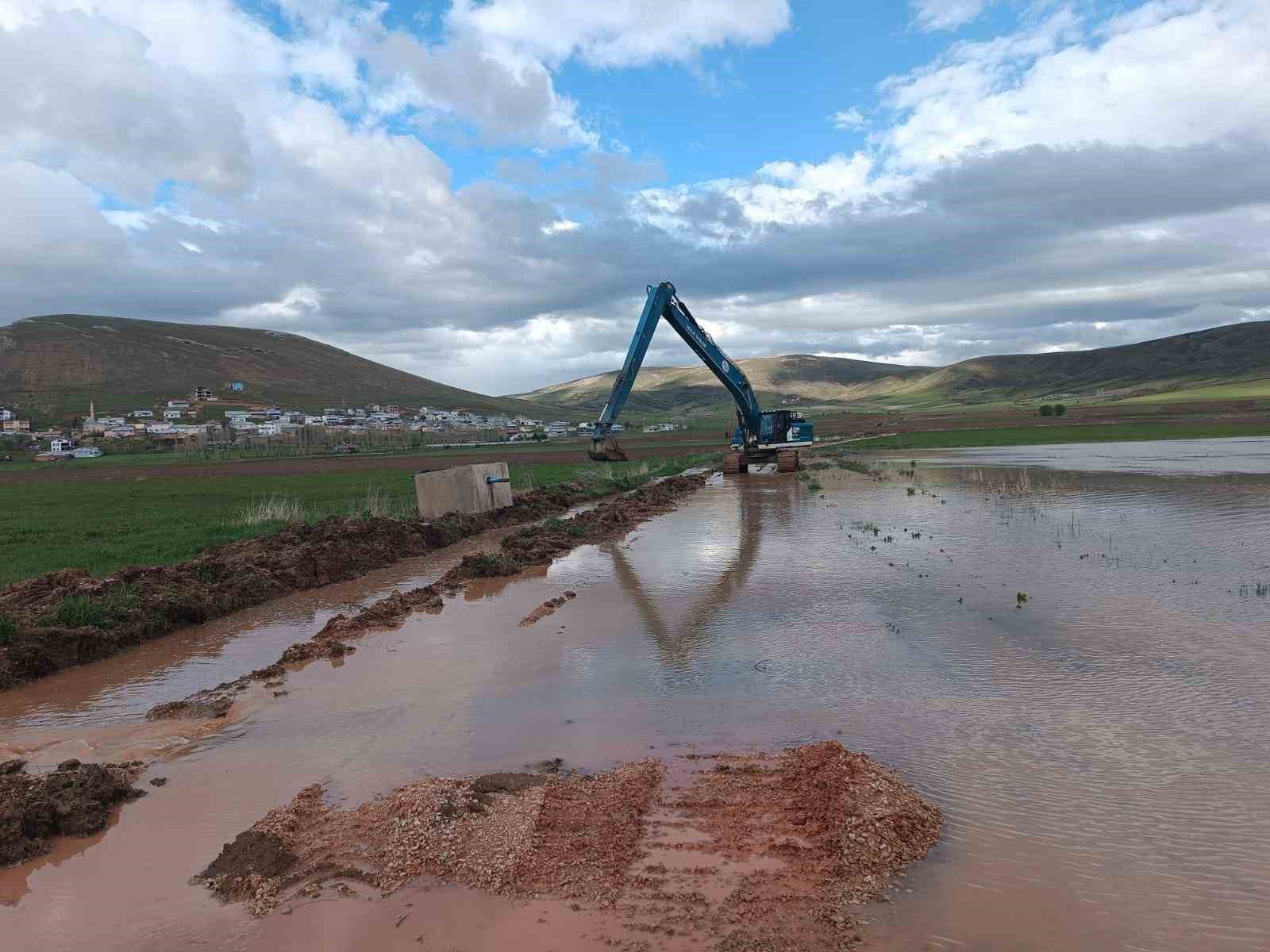 Demirözü’nde debisi yükselen derelerde çalışma başlatıldı